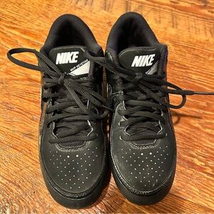 Black Nike kids baseball cleats, size 4 ⚾️